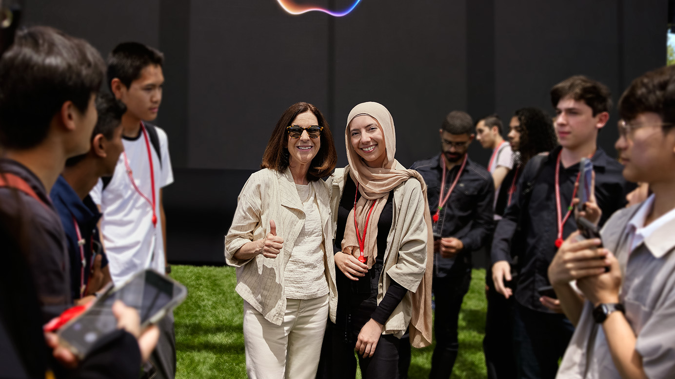 在 Apple Park 的 WWDC 上，Swift Student Challenge 获奖者与导师合影。